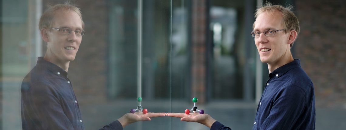 Dr. Martin Pitzer mit einem Molekül in der Hand