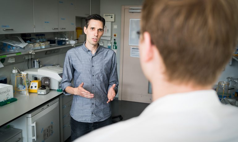 Dominik Niopek in seinem Labor