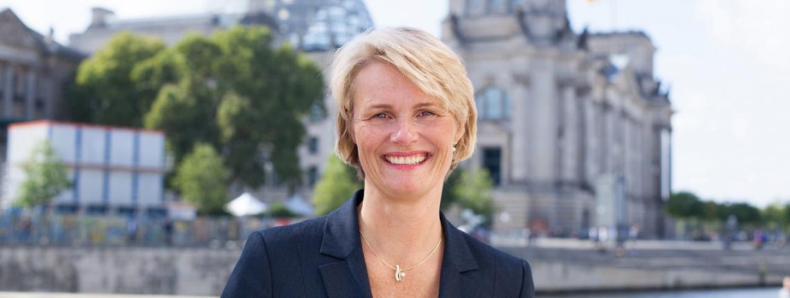 Portrait von Anja Karliczek vor dem deutschen Bundestag