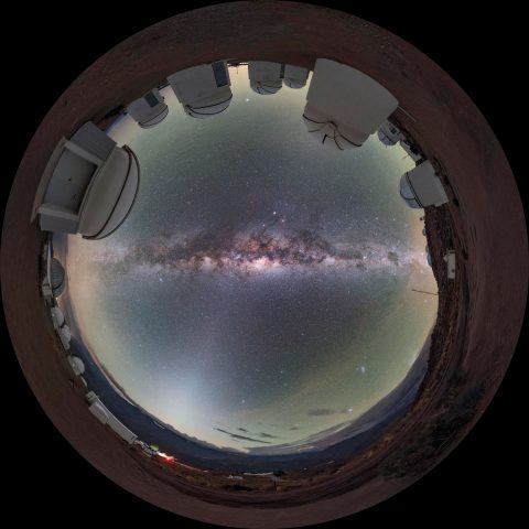 Blick durchs Fischaugenobjektiv: Die Milchstraße am Himmel über dem Cerro Tololo Inter-­American Observatory am Rande der chile­nischen Atacama-Wüste