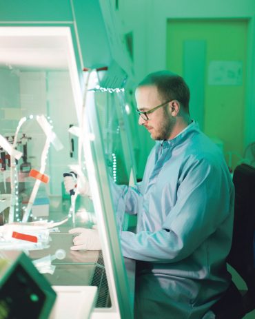 Bei der Arbeit mit optogenetischen Enzymen muss Jan Niklas Hansen die Zellen stets ins richtige Licht rücken